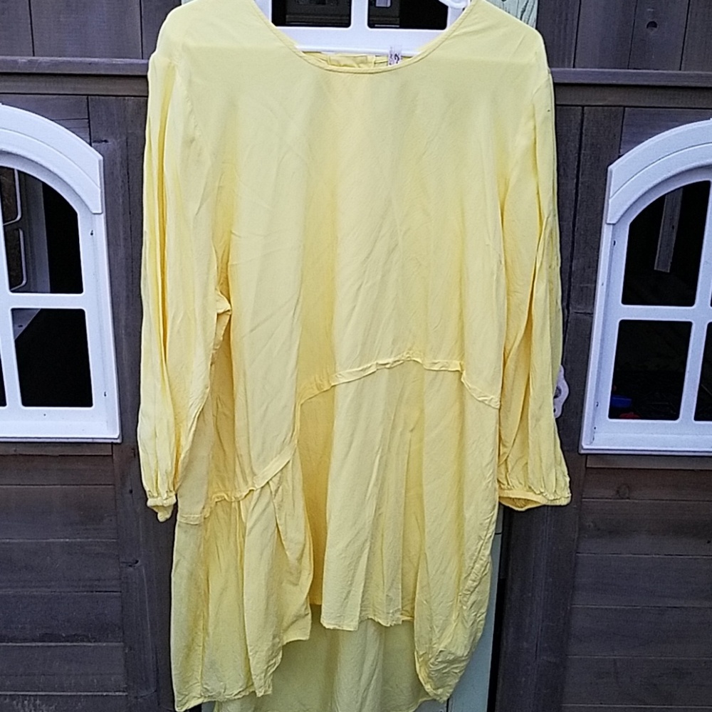 Melissa McCarthy yellow tunic